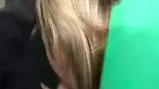 شقراء وقحة تمص قضيب أبيض كبير لرجل متزوج بشدة