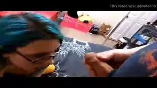 الرجل المتمرد الموشوم يمارس الحب مع فتحة الفتاة الصغيرة الضيقة