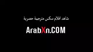 يدخل علئ اختة الحمام وهي تستحم سكس محارم مترجم
