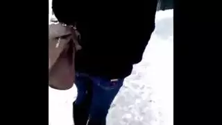 سمراء بفستان أحمر تحصل على لحس مهبلها