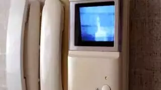 امرأة عارية هي امتصاص ديك شاب والحصول على مارس الجنس طوال اليوم