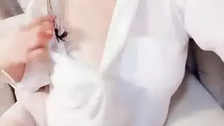 بنت تفعل سكس مع صديقتها أثناء تناول الطعام