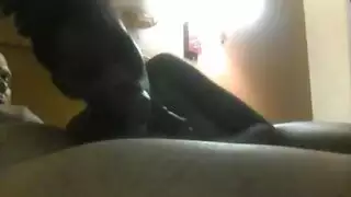 فتاة صغيرة سمراء تكسب قذفاً على الوجه من شاعر غني