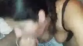 يريد الجمال الآسيوي مفلس أن يكون بصحة جيدة ، لذلك يقوم الطبيب بحفر بوسها