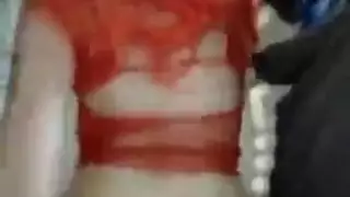 سائق توصيل مقرن يمارس الجنس بقوة مع مراهقة في سيارتها