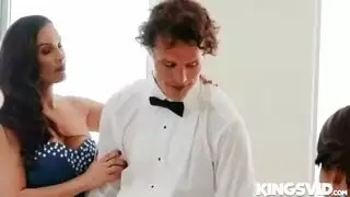 علاقة جماعية في شهر العسل: العريس يمارس الجنس مع عروسته وشريكة ناضجة