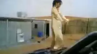 رقصة عارية علنية على السيارة – فعل إباحي