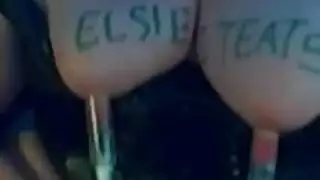 مراهقون هواة عراة في حفلة جنس جماعي صريحة