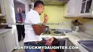 الفتاة الممحونة تتناك من صديق والدها في المطبخ حتى يقذف المني على وجهها