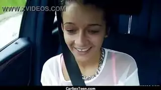 فتاة شابة تلعب كس والحمار في الجزء 5 السيارة.