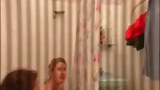 فتاة جامعية تتصور وهي تستحم عارية في حمام بيت الطالبات
