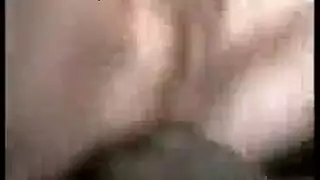 امرأة ذات شعر أحمر تحصل مارس الجنس في مهبلها العصير، أمام الكاميرا