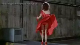 المرأة ذات الشعر الأحمر مع الثدي الكبيرة يخلع ملابسها ببطء واستخراج مارس الجنس في الحمار