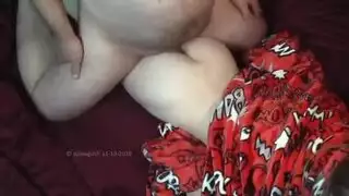 زوجة شقراء ملقاة على سريرها مع زوجها أمام عينيها