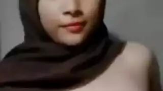 تظهر الفتاة العربية مفلسًا على الكاميرا