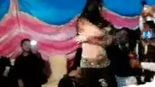 راقصة عراقية ترقص عارية الصدر في حفل الزفاف