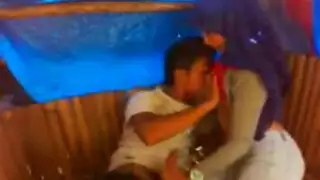 محجبة أندونيسية قحبة تمارس الجنس مع حبيبها أمام الشباك وهو يصورها