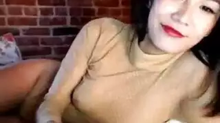 فتاة متحمسة تمتص الديك والحصول على مارس الجنس أمام كاميرا الويب