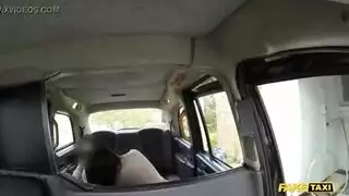سائق سيارة أجرة وهمية مارس الجنس امرأة سمراء مفلس ، لكن لم يمارس الجنس مع أدمغتها فقط من أجل المتعة
